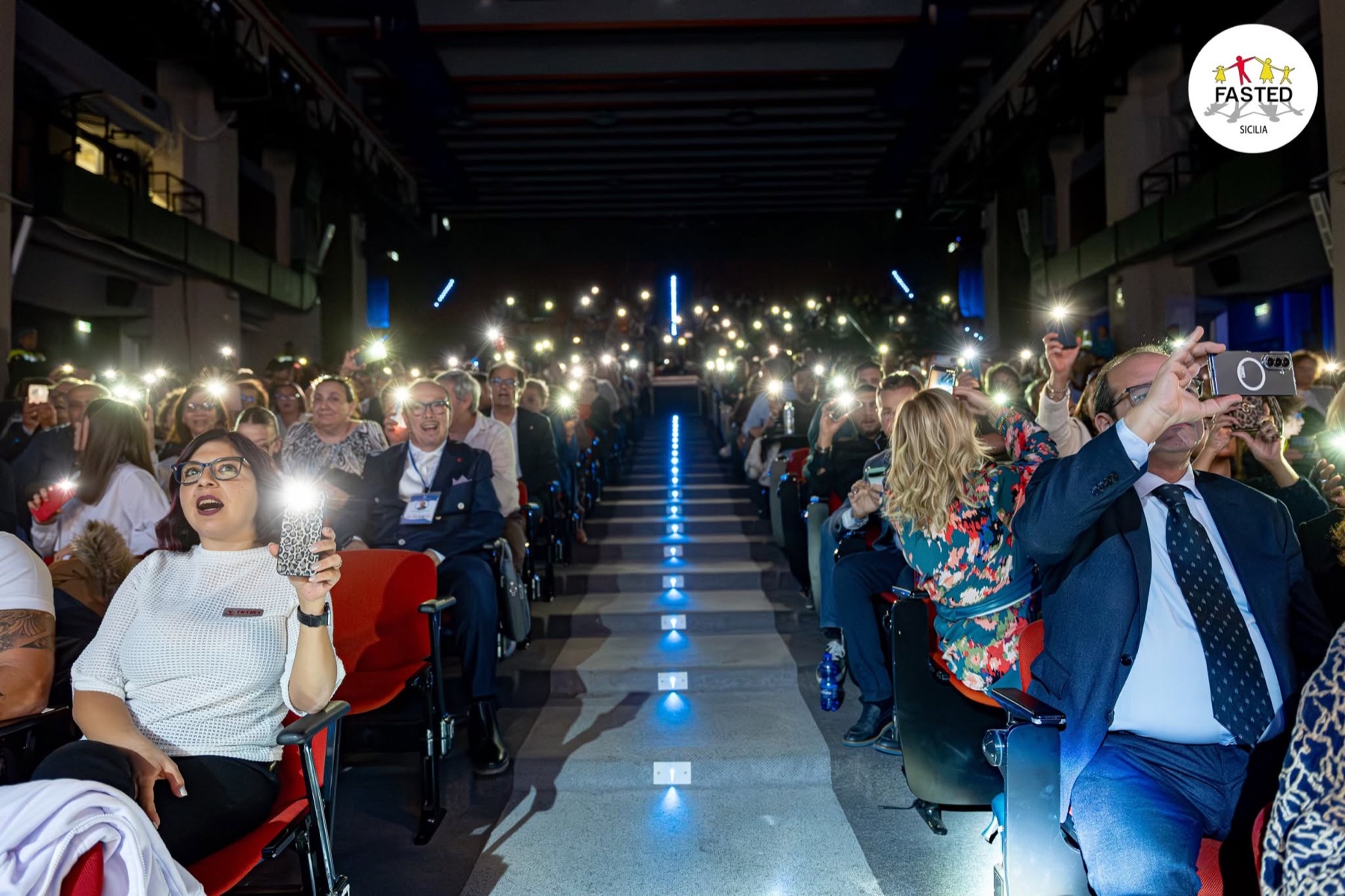 La platea della serata 40 anni per la Vita con le luci dei telefoni accese