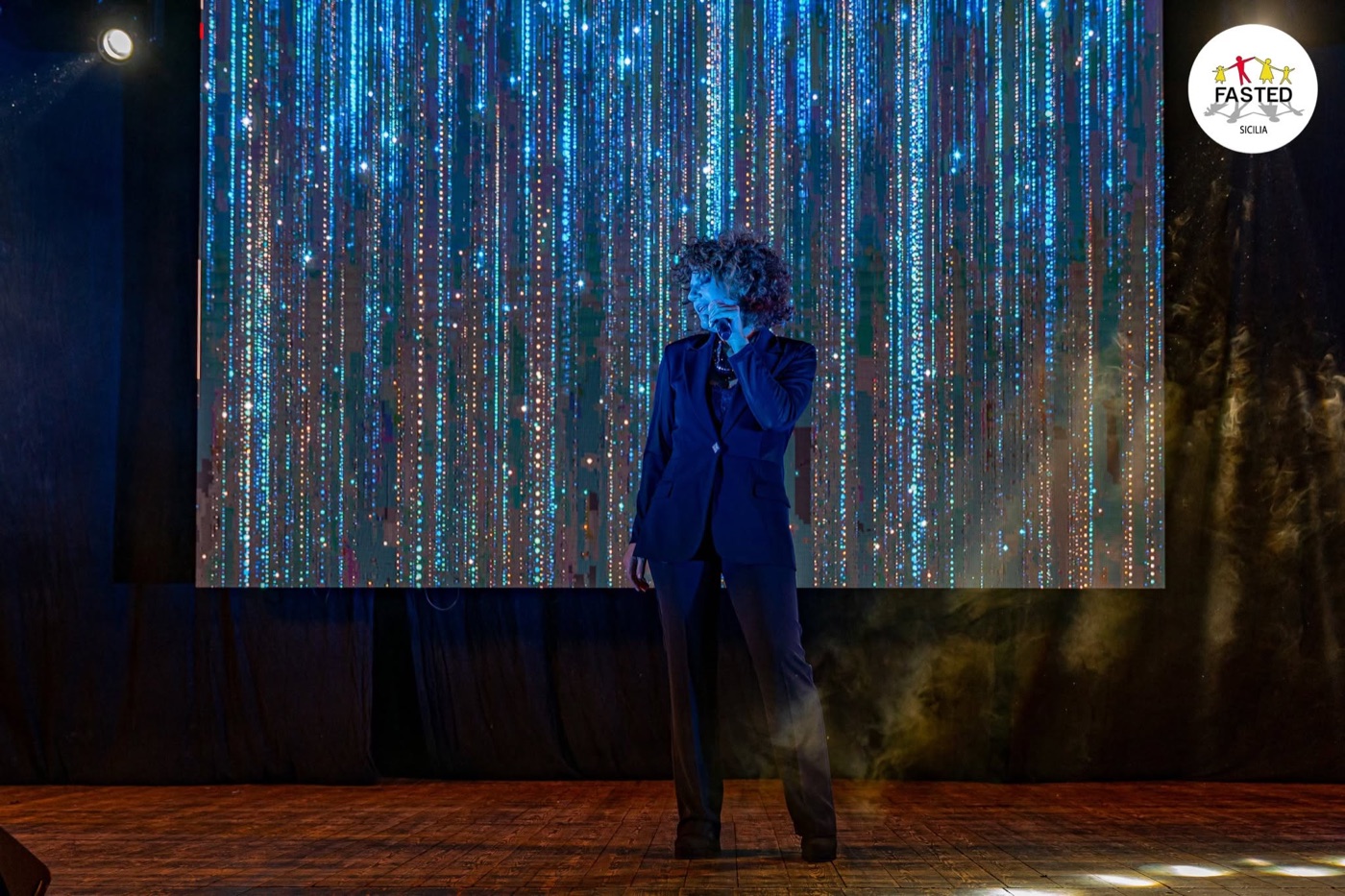 Il palco illuminato di blu durante l'esibizione