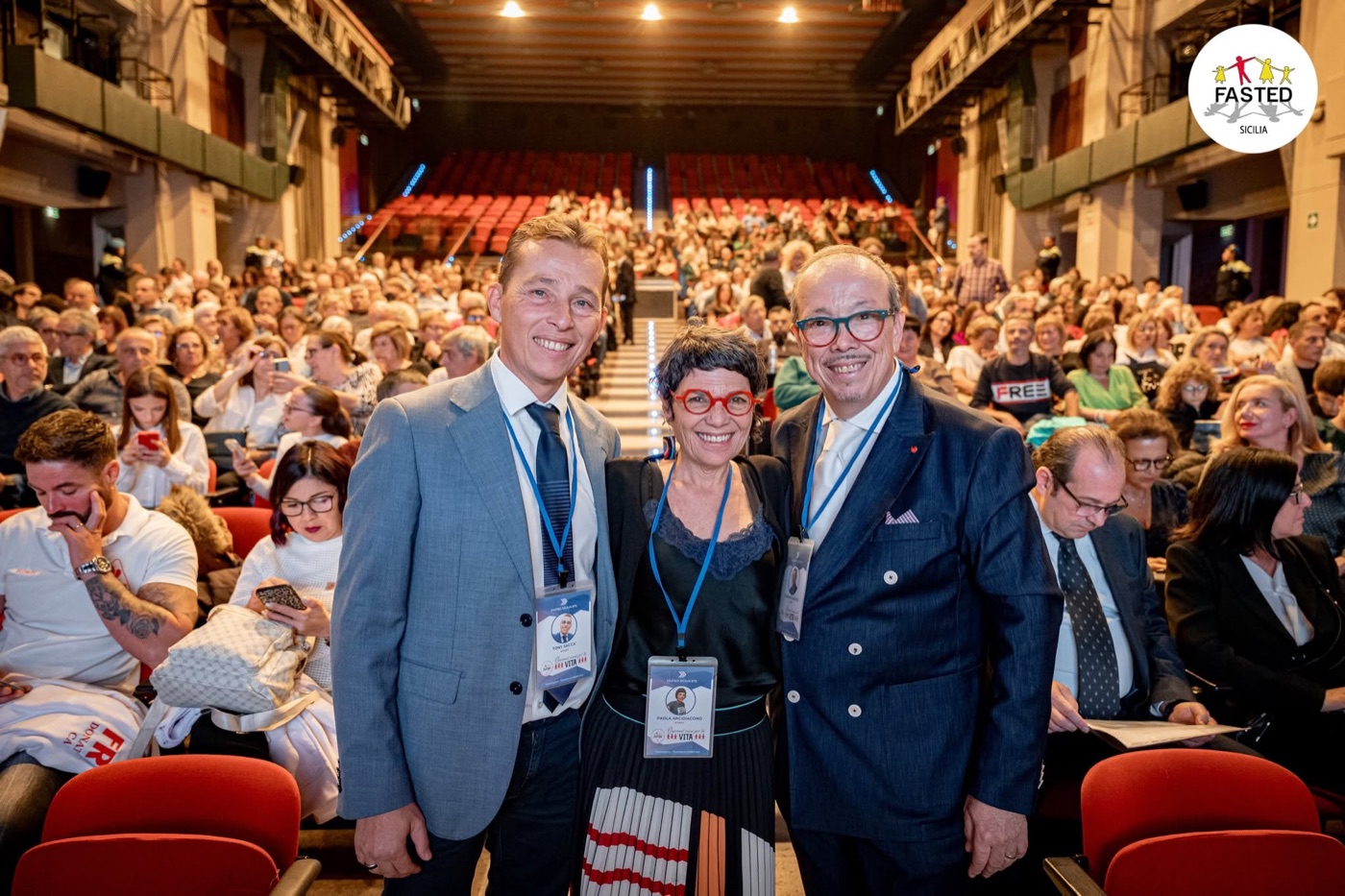 Gli organizzatori in platea con il teatro pieno alle spalle