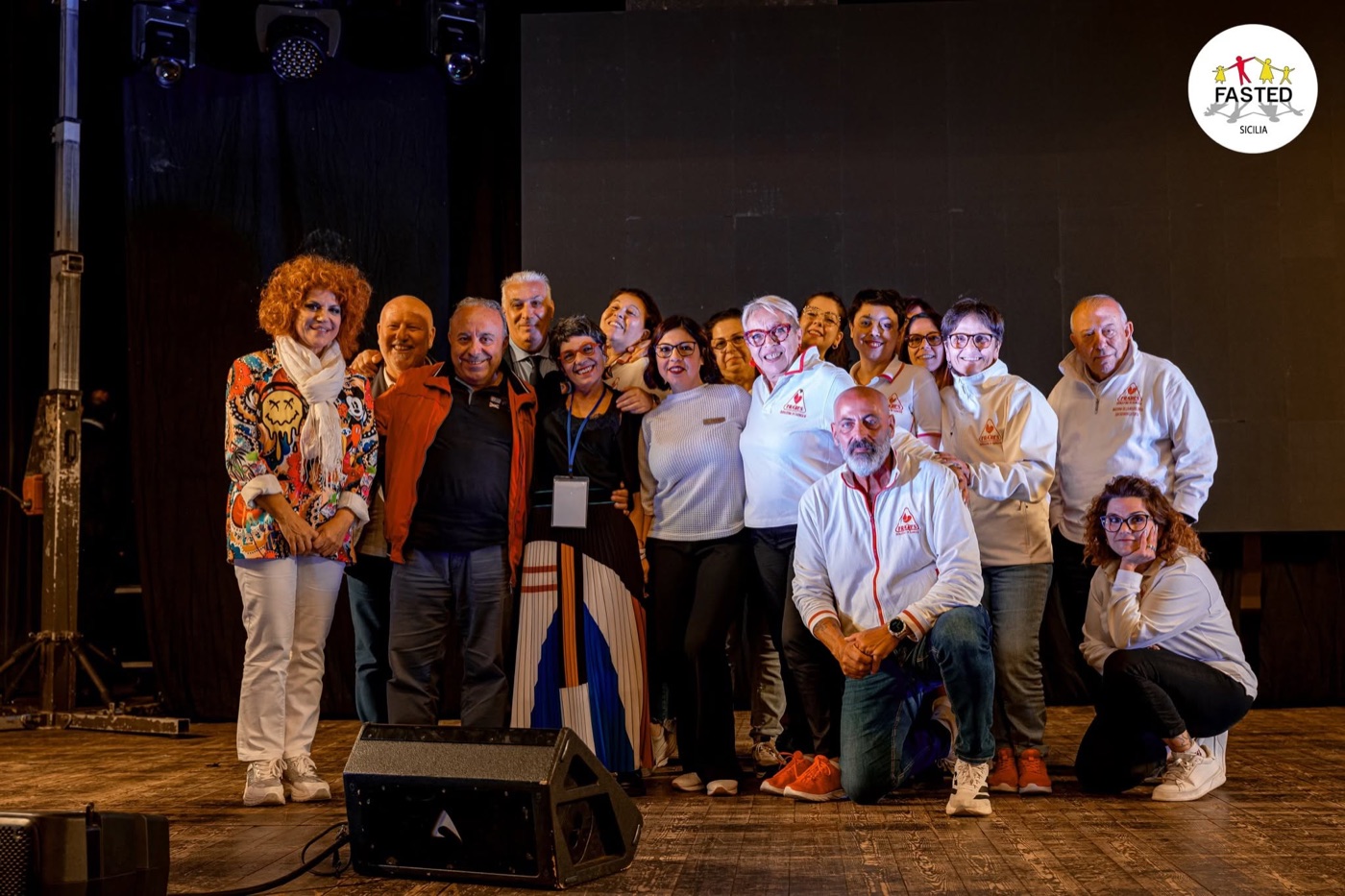 Il gruppo di volontari e donatori sul palco a fine serata