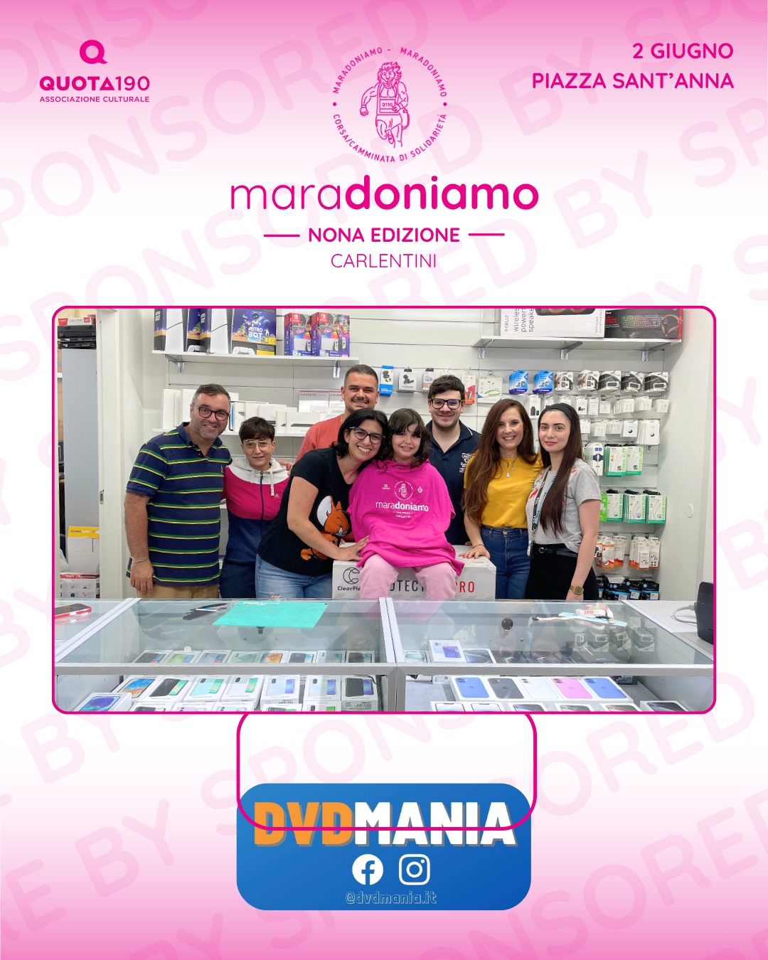 La consegna della maglietta allo sponsor DVDMania