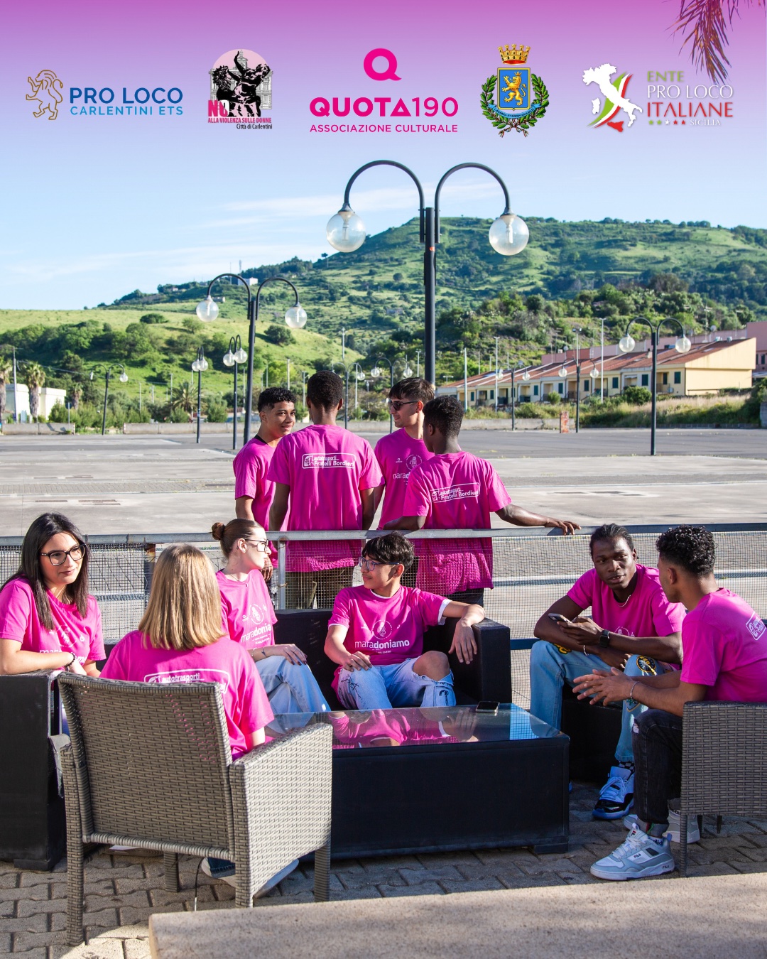 Il gruppo dello shooting sui divanetti all'aperto
