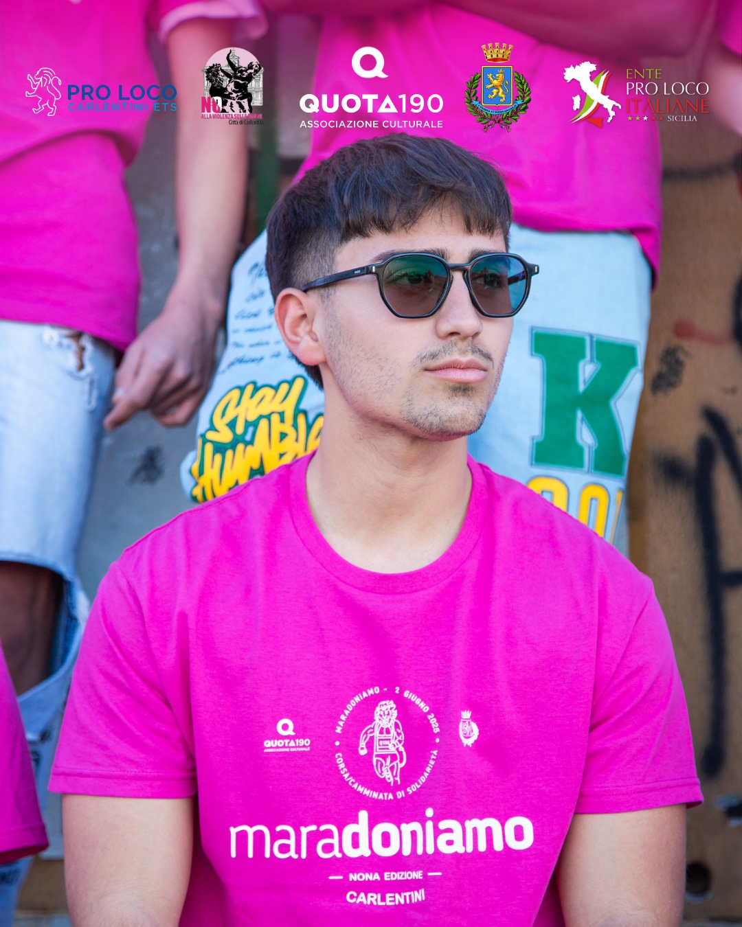 Un altro scatto della campagna con la maglietta fucsia